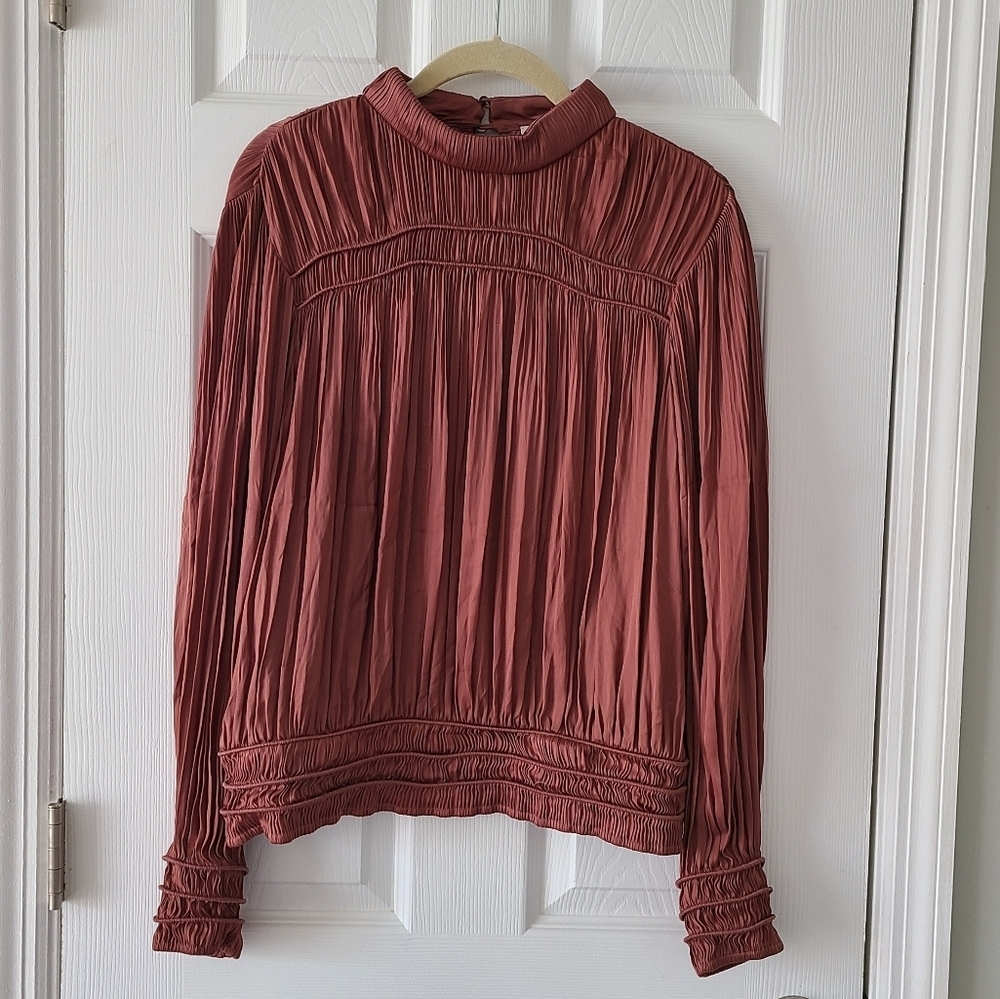 Frame Full Pleated Top - Picture 10 of 10